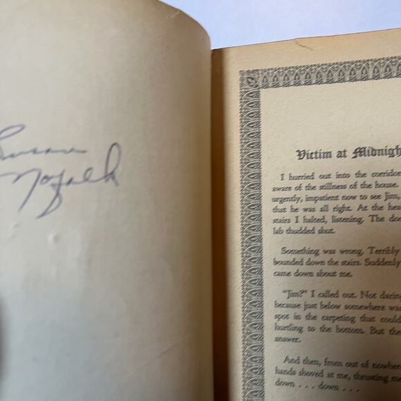 Evil At Hillcrest by Julie Ellis 1971 First Printing Avon Books Paperback Gothic - Picture 5 of 8